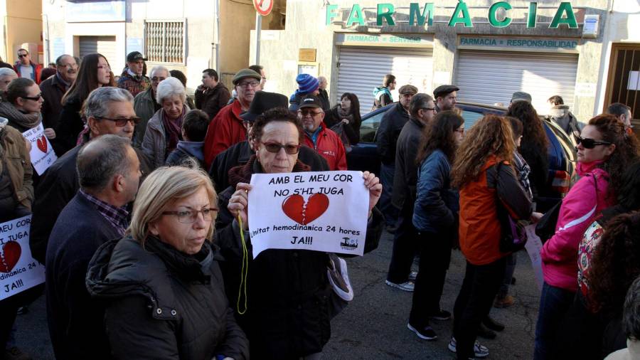 Una protesta en 2015 para reclamar la apertura las 24 horas de hemodinámica, ante la farmacia de Enrique Gheron. FOTO: LL. M.