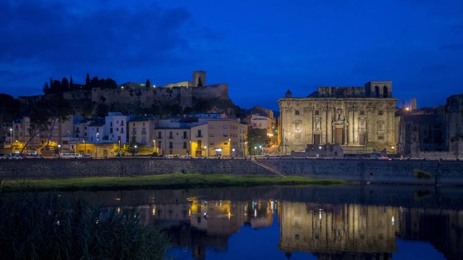 La façana fluvial de Tortosa, amb la Catedral i el Castell de la Suda. FOTO: Joan Revillas
