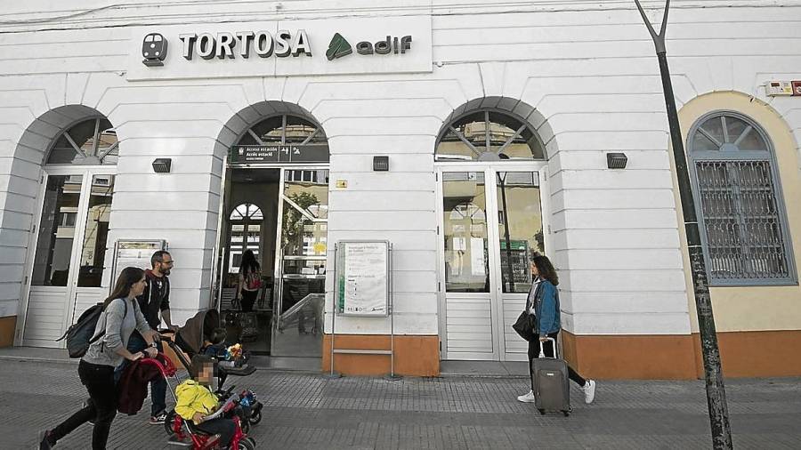 Imatge de l’exterior de l’estació de ferrocarril de Tortosa, ahir a la tarda. FOTO: Joan Revillas