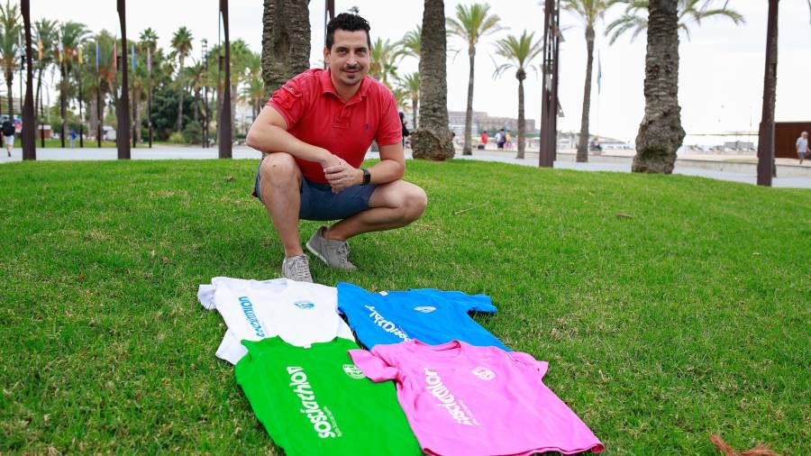 Carlos Morillo, en el paseo Jaume I con las camisetas de las ediciones anteriores. FOTO: FABIÁN ACIDRES