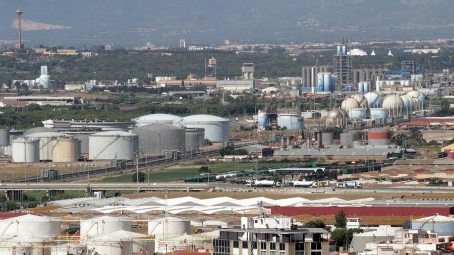 Vista de part de la indústria química de Tarragona, amb PortAventura al fons de la imatge, dos sectors que aporten ingressos. Foto: lluís milián / DT