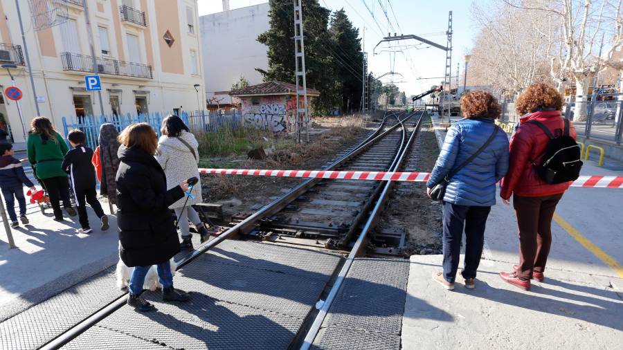 Expectación en el antiguo paso a nivel de Salou. FOTO: PERE FERRÉSE ESTÁN RETIRANDO LAS PIEZAS ELÉCTRICAS PARA PROCEDER A DESMANTELAR LA CATENARIA. FOTO: PERE FERRÉ