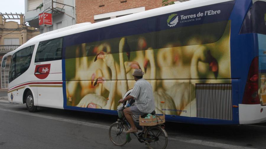 Un autocar amb el logotip de promoció turística de les Terres de l’Ebre. FOTO: JOAN REVILLAS