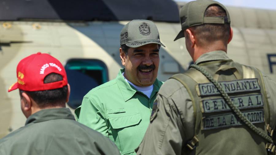 Fotografía cedida por el Palacio de Miraflores que muestra al presidente Nicolás Maduro (c) durante una visita a una base militar este martes. FOTO: Cedida
