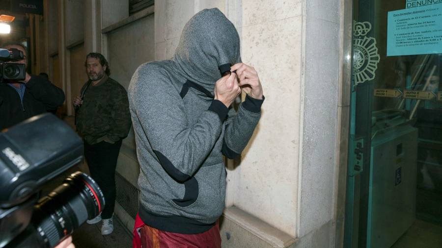 Un jugador de fútbol de los seis detenidos esta mañana ha quedado en libertad junto a cinco de sus compañeros tras declarar esta tarde, en la jefatura de la policía nacional de Murcia. FOTO: EFE