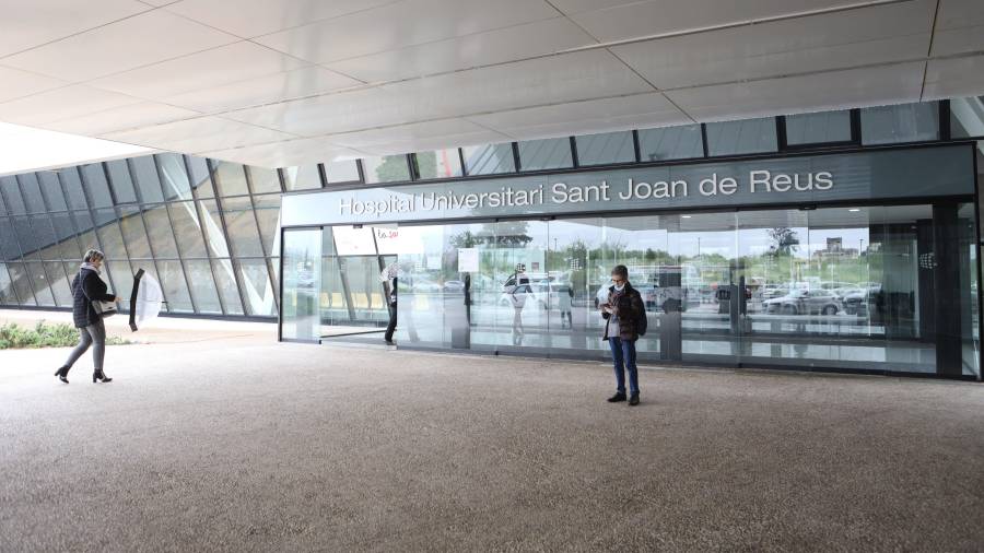 Varias personas en la puerta de entrada del Hospital Universitari Sant Joan de Reus. FOTO: ALBA MARINÉ