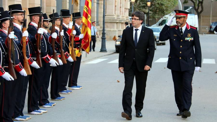 Carles Puigdemont i Josep Lluís Trapero passen per davant de la guàrdia d'honors dels Mossos d'Esquadra, el 10 de setembre del 2017