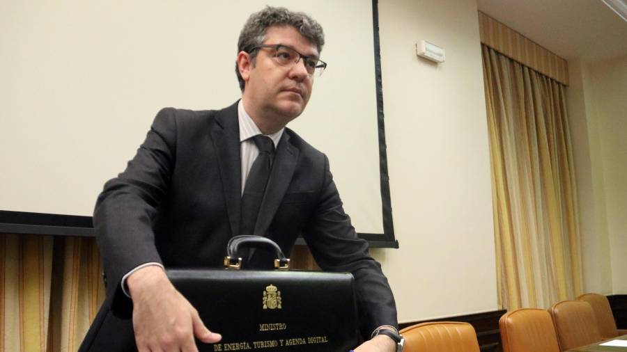 El ministre d'Energia, Álvaro Nadal, entrant a la comissió del Congrés. Foto: ACN