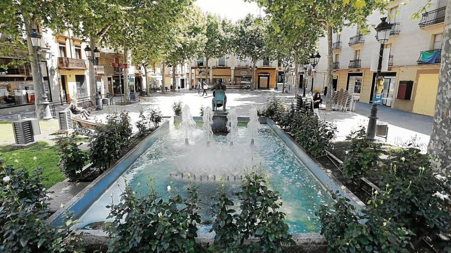 Visió principal de la plaça amb el monument de Pau Casals. FOTO: PERE FERRÉ