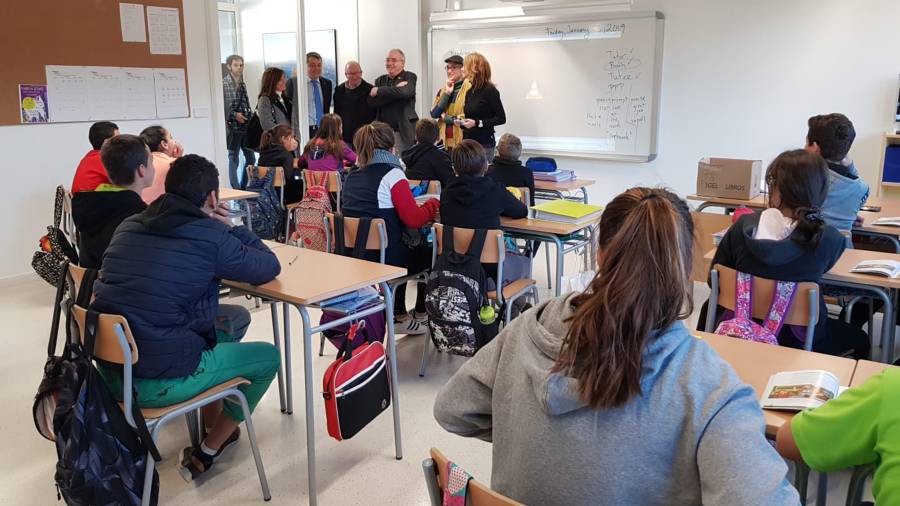 Visita del conseller d'Educació, Josep Bargalló, a una aula del nou Institut escola Mestre Andreu de Sant Joan de les Abadesses el passat gener. FOTO: ACN
