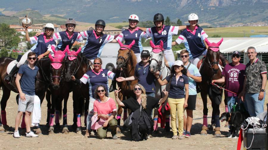 El equipo femenino de horseball del Hípica West-Fork junto con la entrenadora Izaskun Igarreta y el Jefe de Equipo Josep Salvatalla tras la participación en el Campeonato de España 2019.