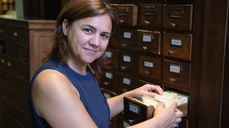 Montse de Anciola, cap de la Biblioteca, amb l’antic catàleg de fitxes. FOTO: FABIÁN ACIDRES