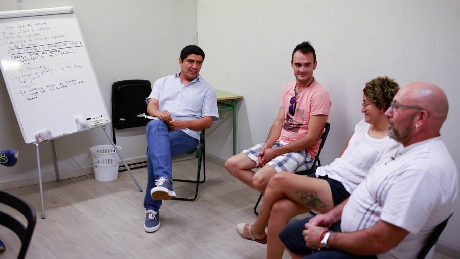 Un grupo de terapia de Projecte Home en Tarragona. Foto: Fabián Acidres
