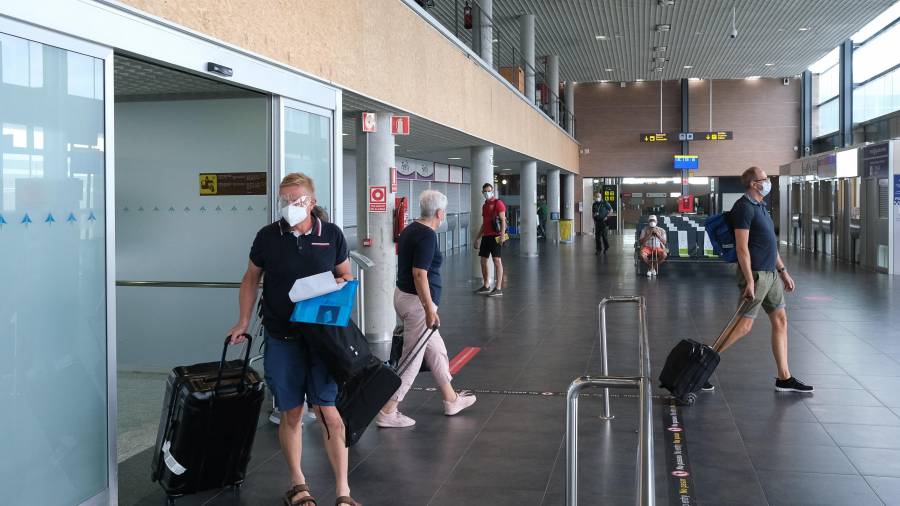 Algunos pasajeros tras desembarcar, en la zona de llegadas del Aeropuerto de Reus, este verano. FOto: fabián acidres