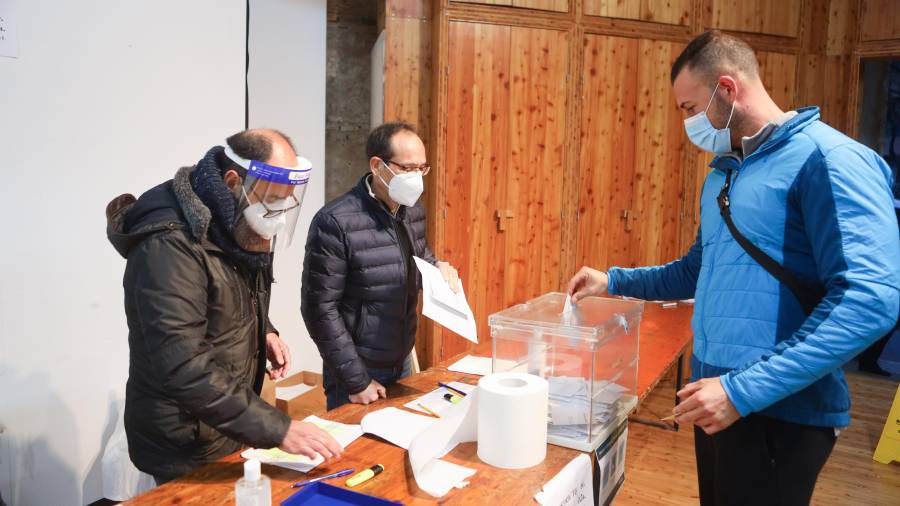 Imagen de un votante en el colegio electoral de Cal Massó en Reus. Alba Mariné