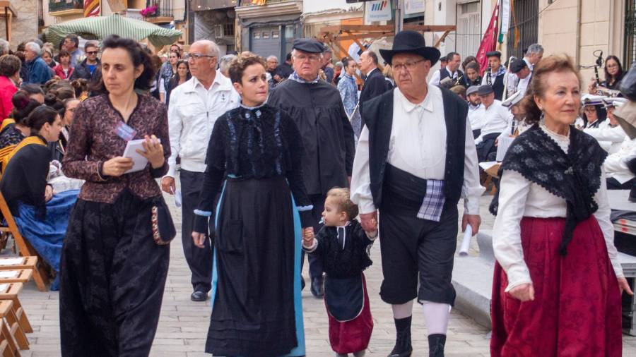 Participants en la Festa del Mercat a la plaça vestits d‘època. FOTO::JOAN REVILLAS