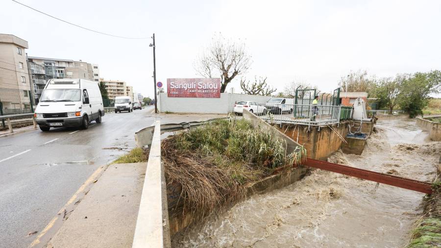 El barranco de Barenys, cargado de agua el pasado viernes tras el intenso episodio de lluvias que afectó, sobre todo, a Reus. FOTO: Alba Mariné
