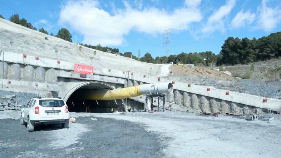 Uno de los tubos del nuevo túnel del Coll de Lilla desde Fontscaldes, que tendrá un doble carril de circulación. FOTO: FABIÁN ACIDRESEN MONTBLANC TODO ESTÁ A PUNTO PARA INICIAR LA PERFORACIÓN EN LASPRÓXIMAS SEMANAS.FOTO: FABIÁN ACIDRESINTENSOS TRABAJOS EN LA ZONA DE FONTSCALDES. FOTO: FABIÁN ACIDRES