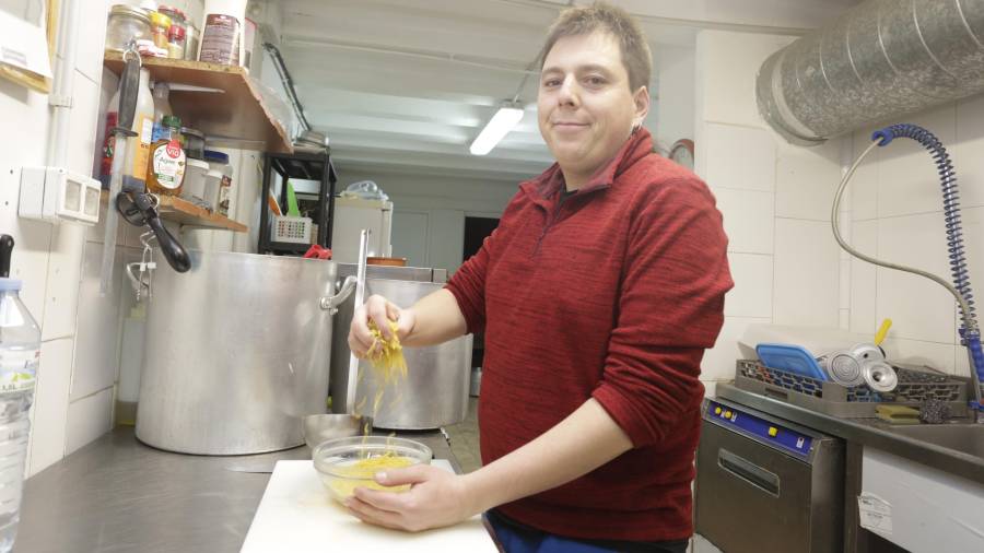 El cuiner tarragoní Santi Fortuny iniciava ahir, divendres, la preparació del xarró per degustar-lo avui al migdia. foto: lluís milián
