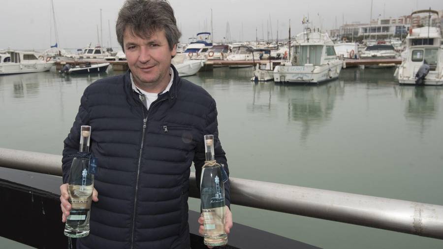 El ebrense Daniel Casas, creador de Harbour Gin, en el puerto deportivo de L’Ampolla. Foto: Joan Revillas