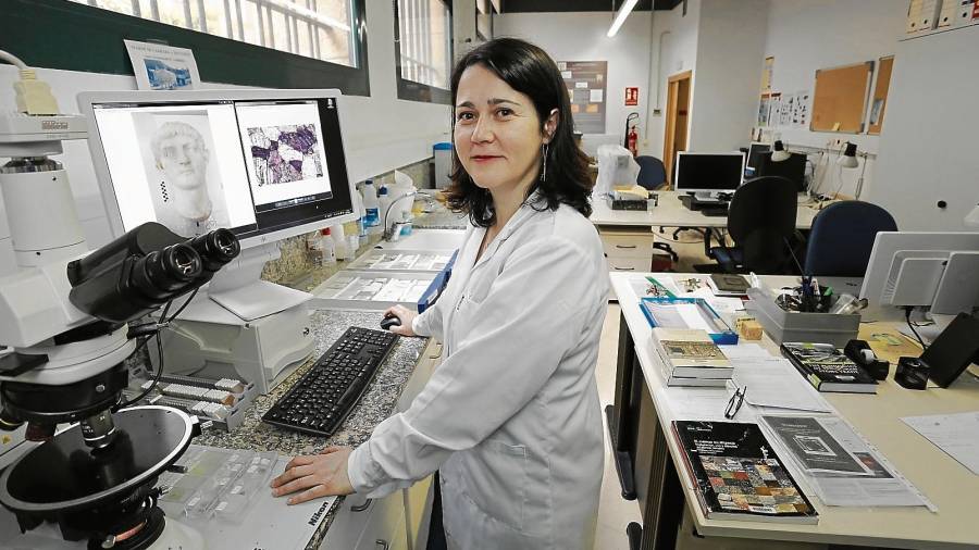 Anna Gutiérrez en el laboratorio del ICAC, uno de los lugares en los que trabaja, con ordenador y lupa. FOTO: PERE FERRÉ