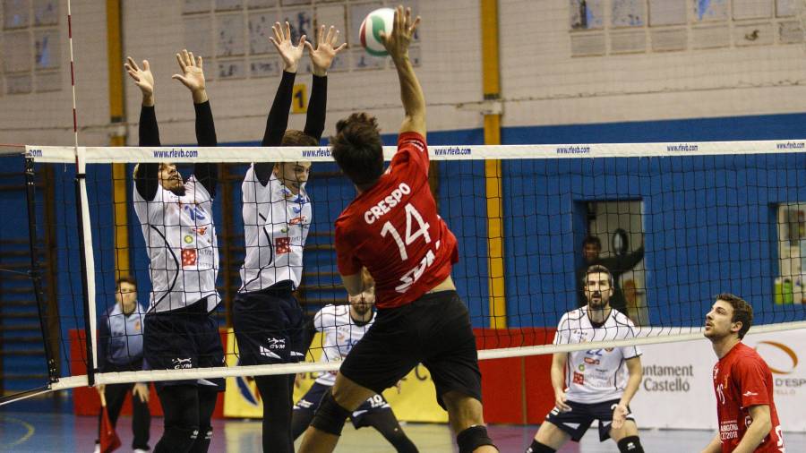 El rojillo David Crespo ataca en la red castellonense durante el duelo de este sábado. Foto: El Periódico Mediterráneo