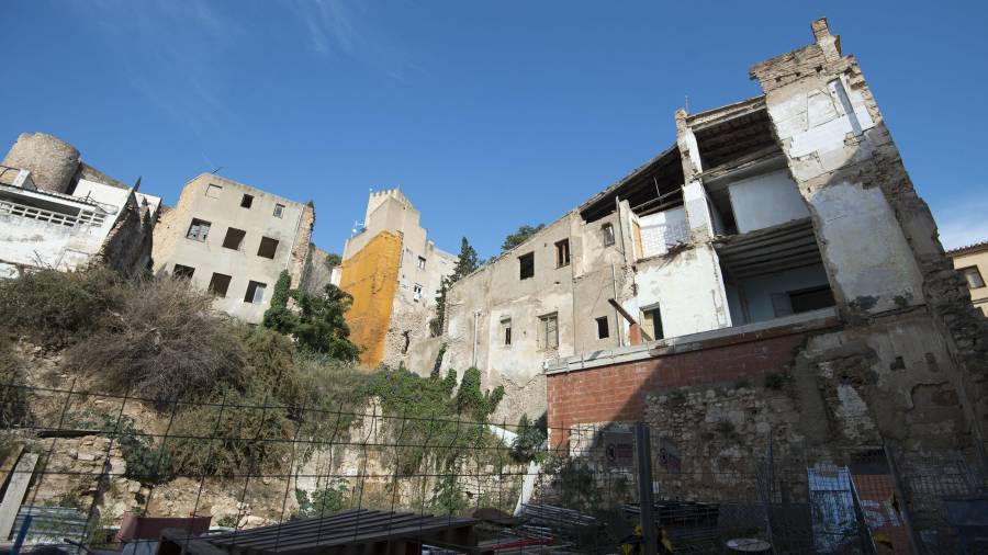 Imatge del carrer Sant Felip Neri, amb diversos habitatges en molt mal estat. FOTO: JOAN REVILLAS