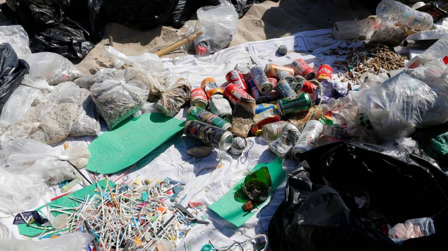 Bolitas de plástico, junto a basura, en una recogida de residuos reciente en la playa de La Pineda. Foto: Pere Ferré