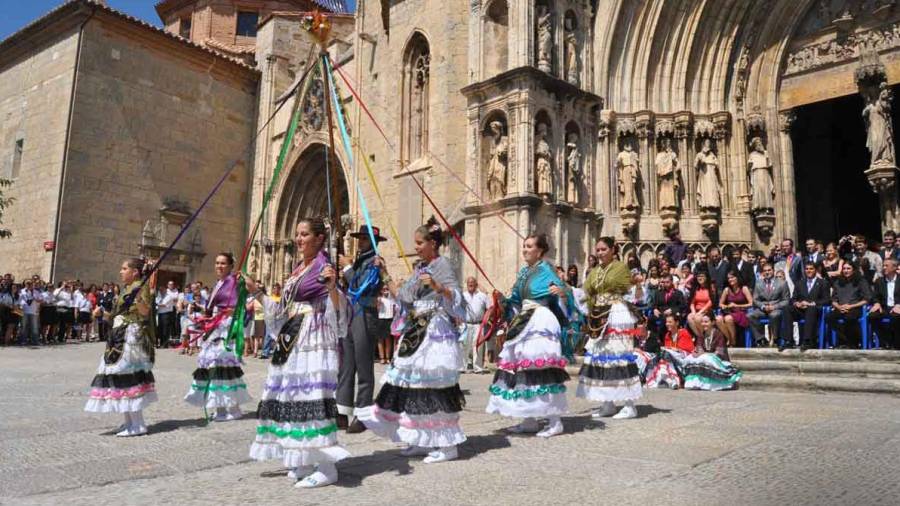 Cada sis anys, els carrers de Morella s'omplen de tapissos i balls tradicionals. FOTO: Cedida