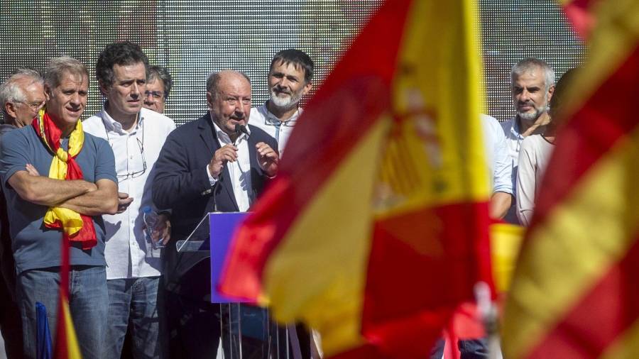El presidente de Sociedad Civil Catalana (SCC),Mariano Gomá, durante su discurso al finalizar la manifestación hoy en Barcelona. FOTO: EFE