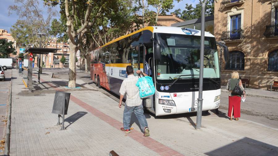 Algunos buses interurbanos paran, desde este verano, en las nuevas paradas habilitadas en la zona azul del Camí de Riudoms. FOTO: ALBA MARINÉ