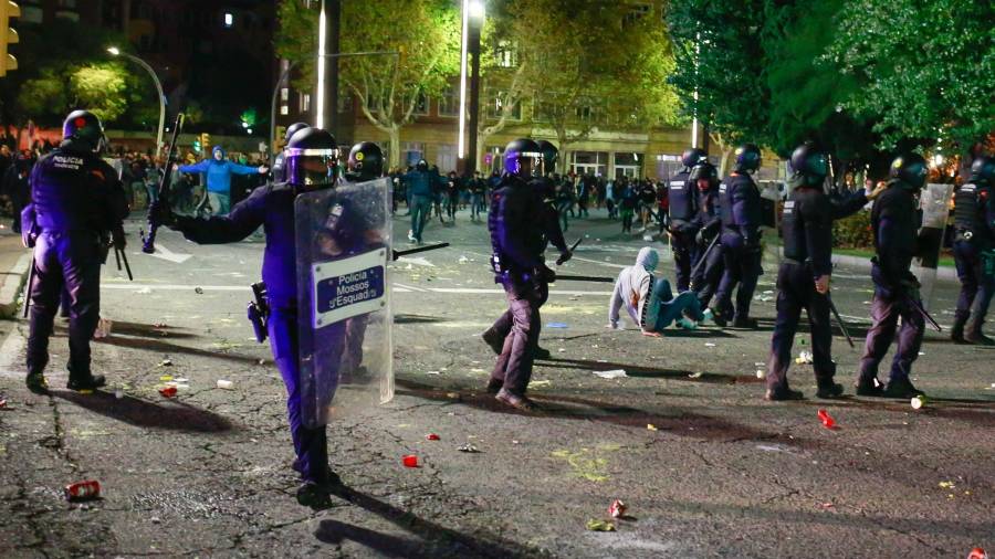 Cargas policiales la noche del martes 15 de octubre en la Plaça Imperial Tarraco. FOTO: FABIÁN ACIDRES