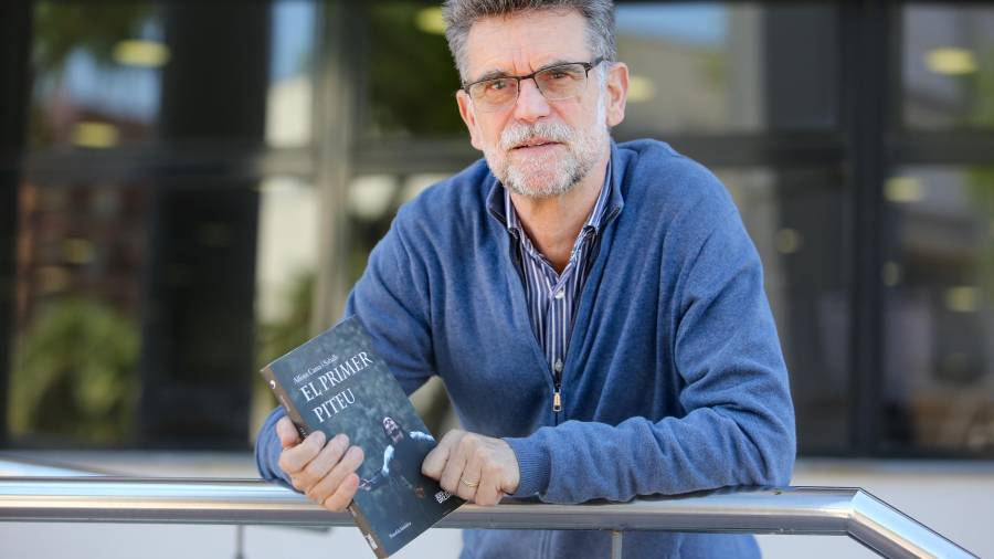 L’autor Alfons Cama amb la seva novel·la històrica, ‘El primer piteu’. FOTO: ALBA MARINÉ