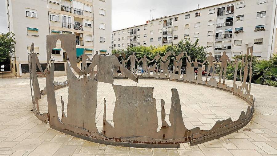 El monument de la Sardana de Sant Pere i Sant Pau está muy degradado. FOTO: Pere Ferré
