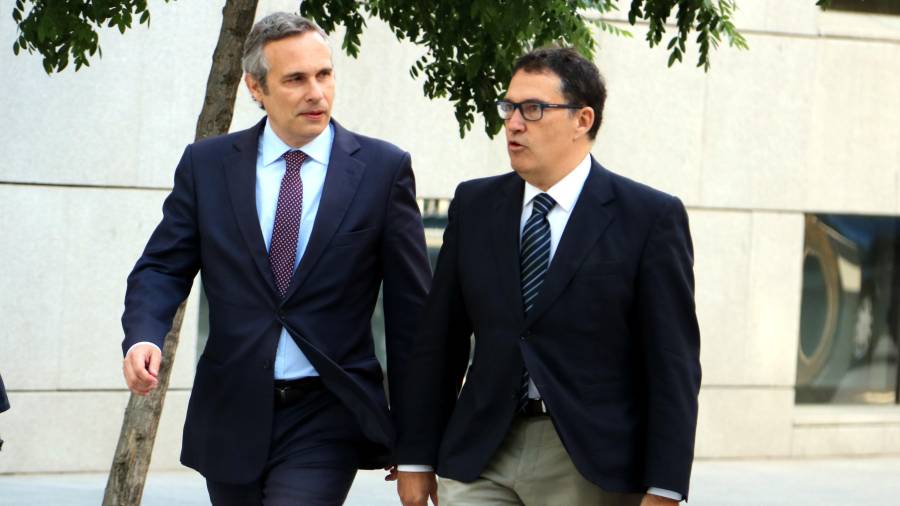 Alay, a la izquierda, con su letrado, Jaume Alonso-Cuevillas, a la llegada a la Audiencia Nacional el 4 de junio de 2018. Foto: ACN