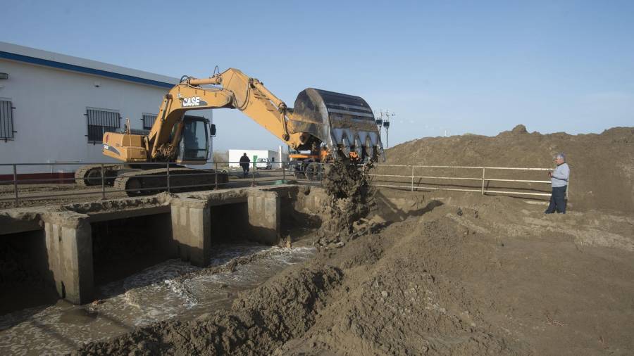 Màquines excavadores retirant tones d’arena acumulades a l’estació de bombeig de Pal. FOTO: JOAN REVILLAS