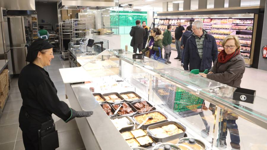 Los primeros clientes entran en el nuevo supermercado de Mercadona en el vial del Cavet. FOTO: ALBA MARINÉ