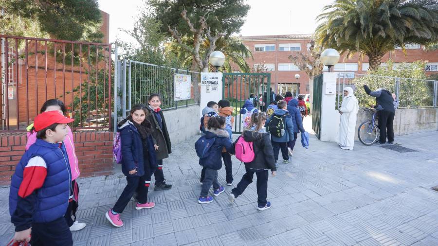 Los alumnos de la escuela Marinada de Cambrils a la salida del colegio. FOTO: Alba Mariné