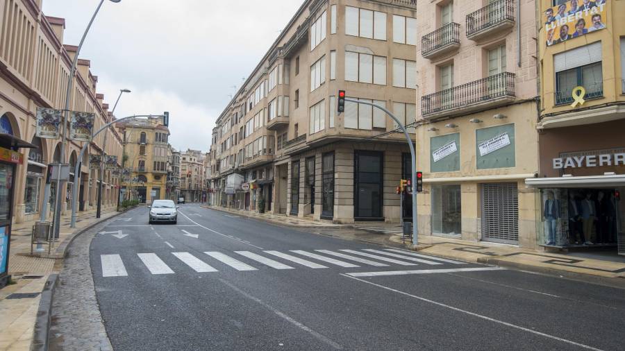 La Avinguda de la Generalitat, en Tortosa, durante el confinamiento. FOTO: Joan Revillas - DT