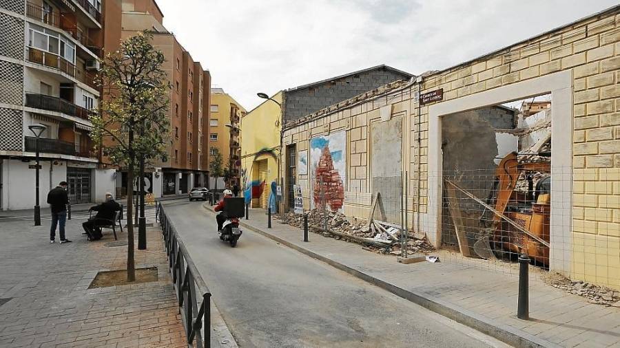 Hace dos semanas se inició el derribo del edificio de la calle Sant Llorenç. FOTO: Pere Ferré