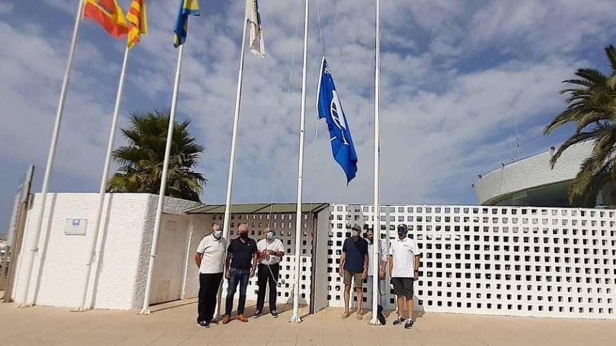 El alcalde Pere Granados iza la bandera azul del Port Esportiu de Salou. Foto: Ajuntament de Salou.
