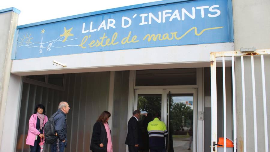 Los responsables del consistorio accediendo a las instalaciones de la Llar d'Infants l'Estel de Mar por primera vez en 2018. FOTO: CEDIDA