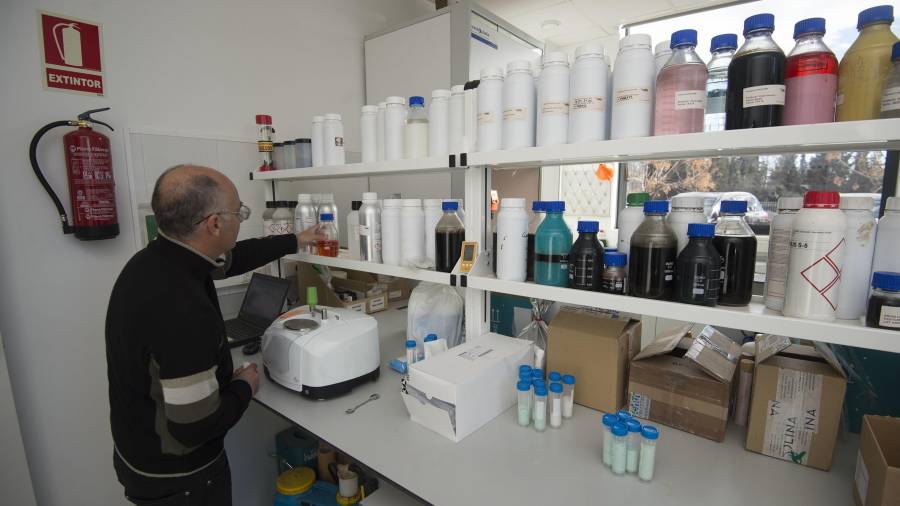 Laboratorios de Hilfe Agrotechnical en L'Aldea. Foto: Joan Revillas
