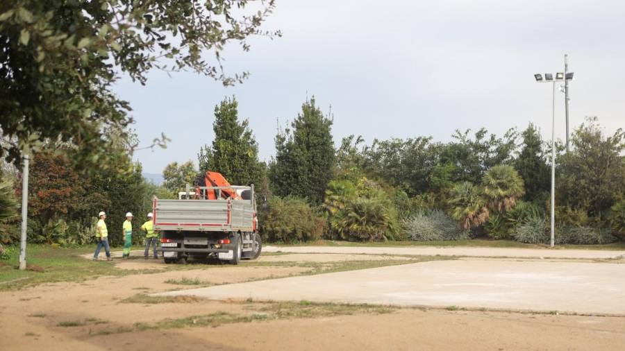 Cuerba, Pellicer y Berasategui en el punto donde se construirá el ‘skatepark’ y mostrando una imagen virtual de cómo será. FOTO: ALBA MARINÉ