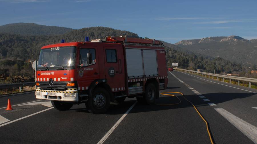 Este vehículo del parque de bomberos de Alcover tiene 18 años. La imagen fue tomada hace dos semanas. FOTO: àngel juanpere
