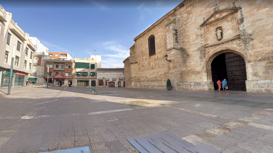 Imagen de la plaza de la Constitución de Valdepeñas donde ha ocurrido el suceso, según el servicio de emergencias de Andalucía. Foto: Google Maps