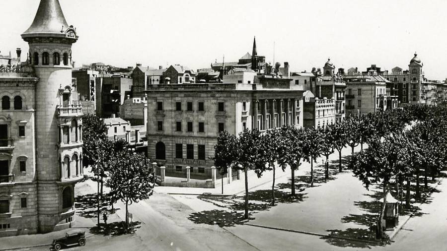 Fotografía de la Rambla 14 de abril, la Cámara de Comercio y el Banco de España en el año 1933. FOTO: Josep Angela/DT