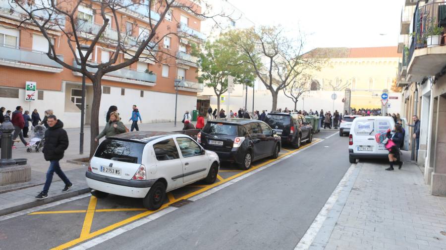 Zona de estacionamiento escolar de la calle Alt Sant Pere, frente a la escuela La Presentació. FOTO: A.MARINÉ
