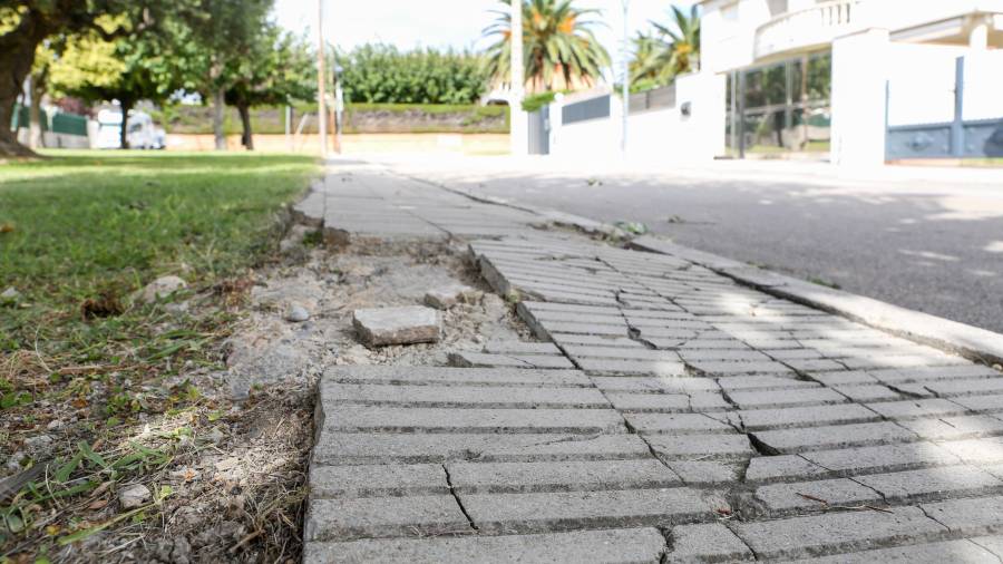 Las losetas están levantadas en muchas calles. FOTO: alba mariné