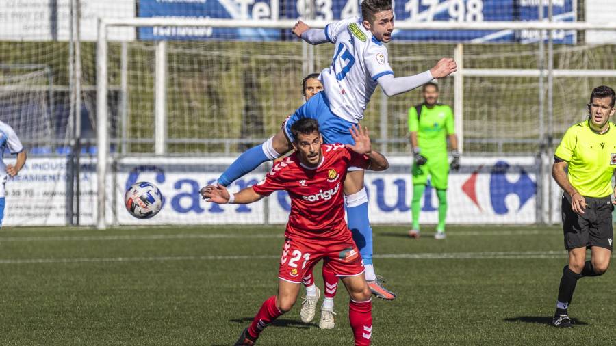 El futbolista del Prat Domi salta por encima el lateral del Nàstic Joan Oriol . FOTO: NÀSTIC